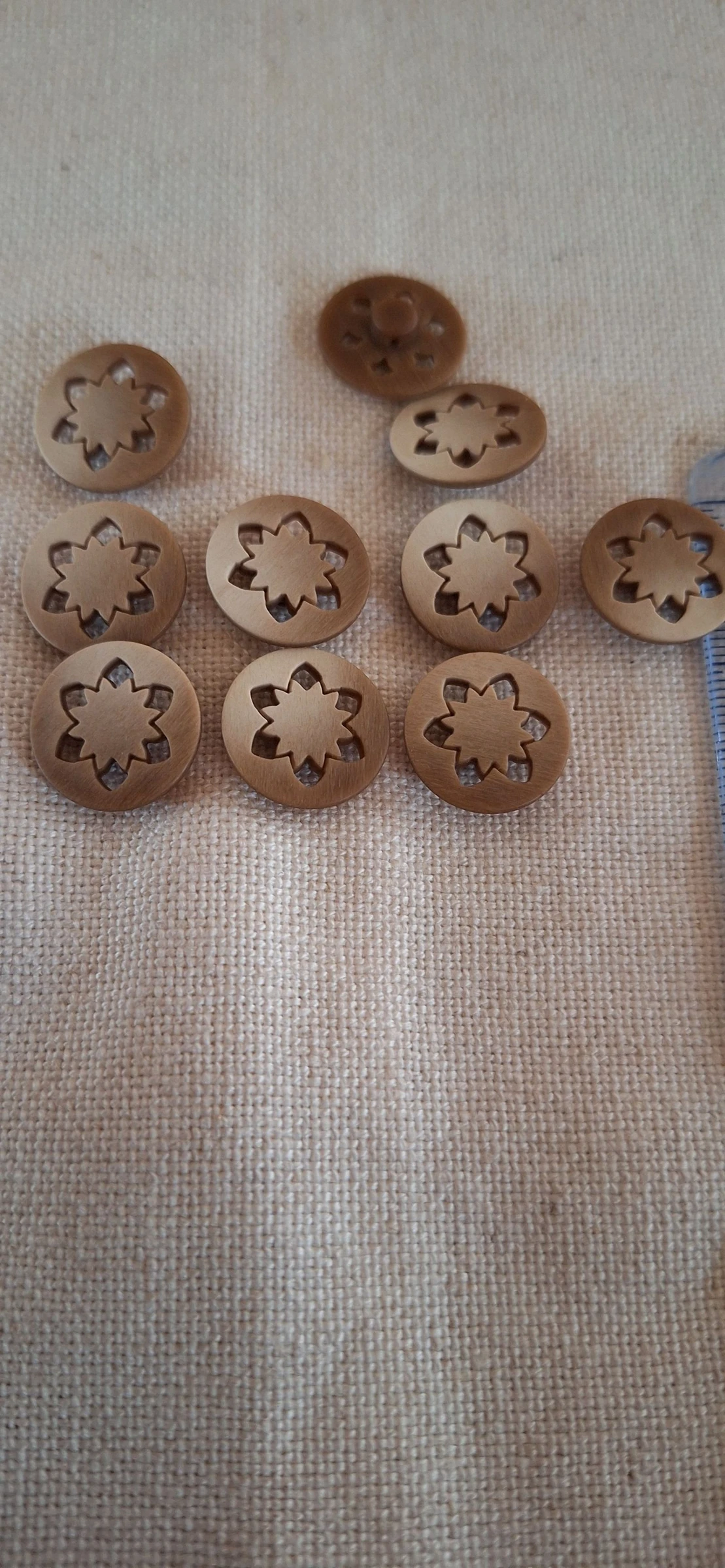 10 donkerbruine gesneden hars knopen van 18 mm om te naaien – photo 3